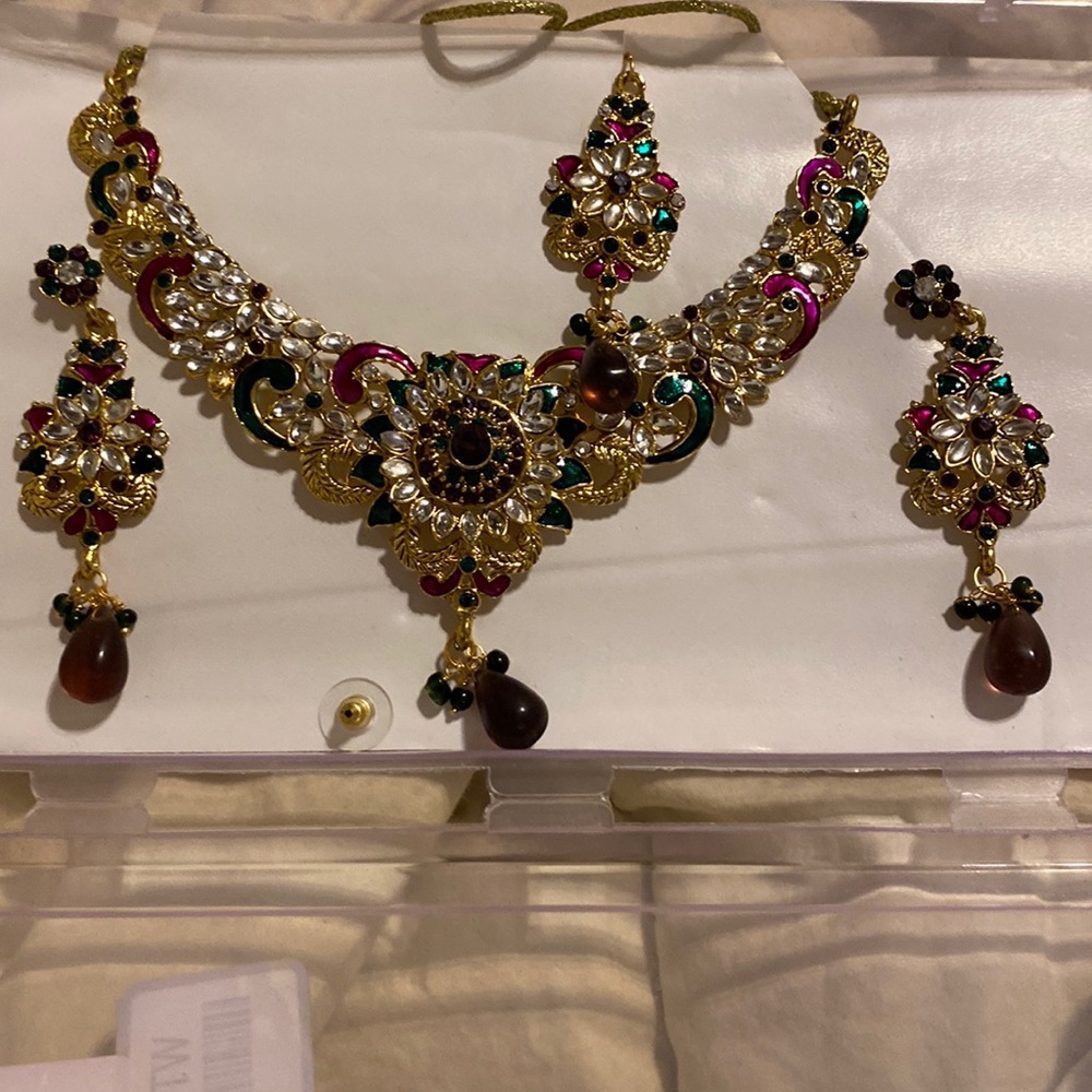 Necklace, earrings and forehead design